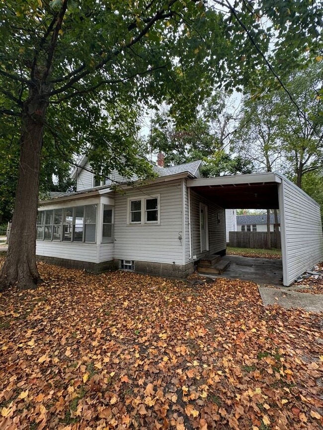 Building Photo - 3 bedroom home in Dowagiac