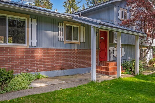 Building Photo - Emerald Estates 4 bed 2 bath with fenced yard