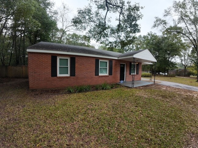 Building Photo - 3/1 Brick Home Near USA Campus w/ Carport & Fenced-In yard