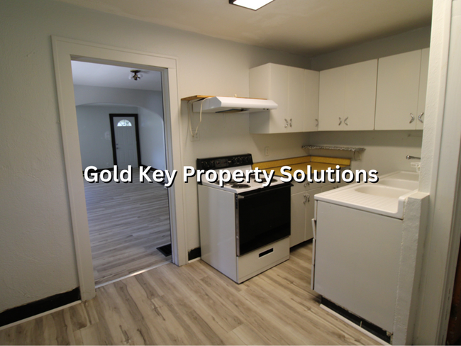 Building Photo - Spacious 2 BR 1 BA House with Central Air ...