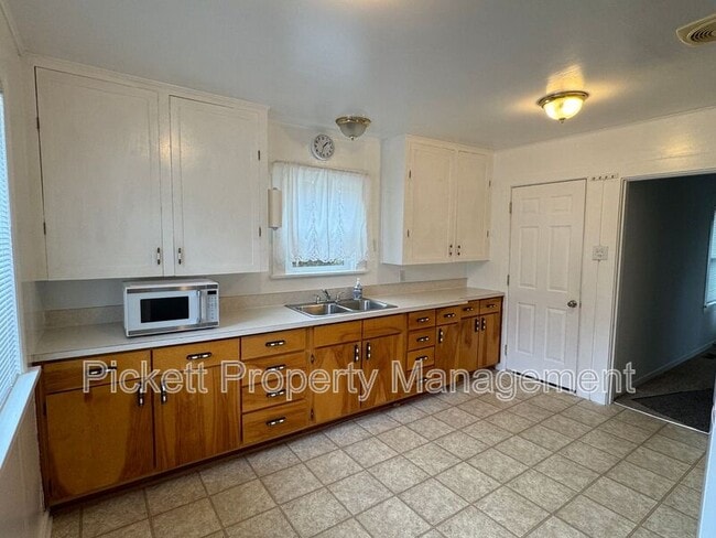 Building Photo - 17900 Noll Rd NE