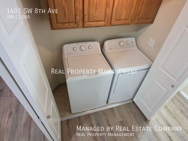 Building Photo - 1401 SW 8th Ave