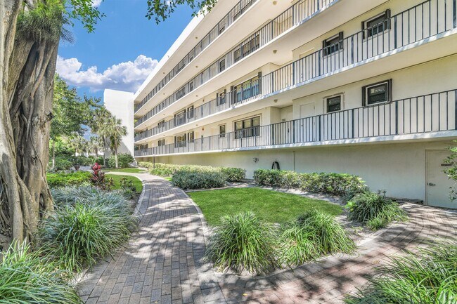 Building Photo - 277 N Ocean Blvd