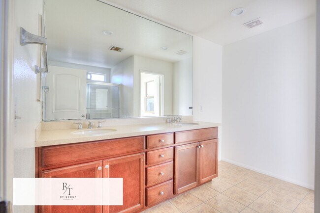 Building Photo - Beautiful 2-story home located in a gated community