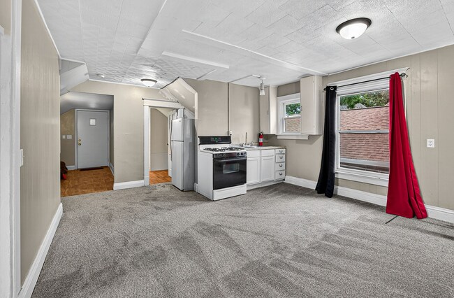 Building Photo - 313 W 3rd St