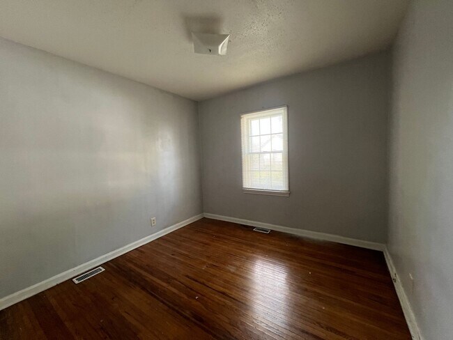 Building Photo - Don't Miss Out!