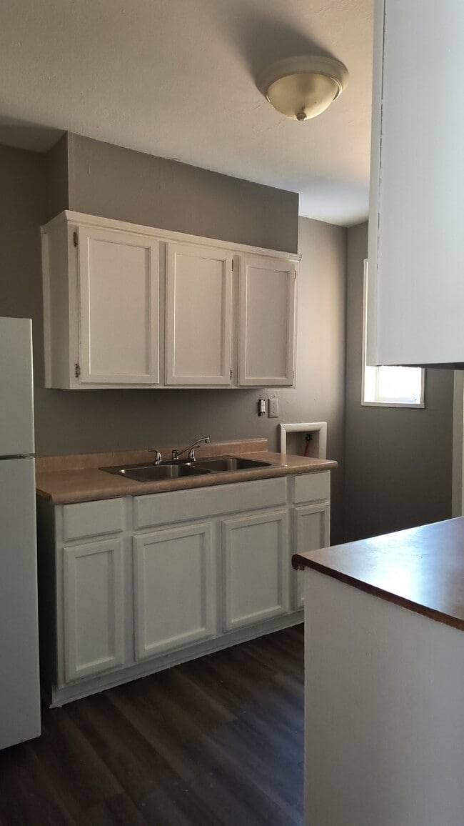 Building Photo - 2401 Howard Dr