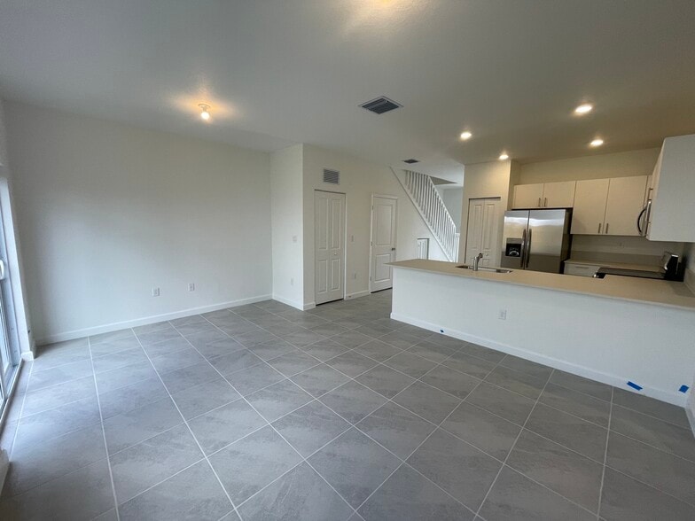 Building Photo - 2811 SE 17th Ave