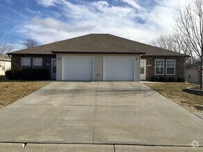Building Photo - 3 Bed Single Level Duplex in Blue Springs;...