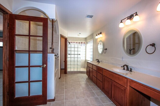 Building Photo - 3 Bedroom Home on 2.5 acres in Chino Valley