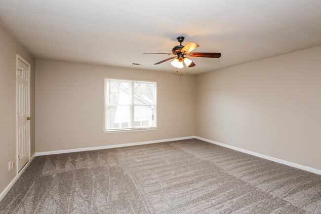 Building Photo - 460 Heathgate Dr SW