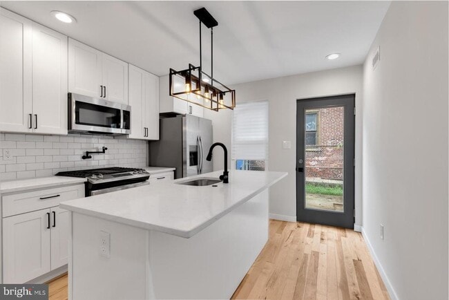 Building Photo - 2039 E Letterly St