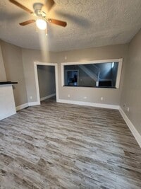 Building Photo - Spacious 3 Bedroom Duplex Near 10th and Sherman Dr.