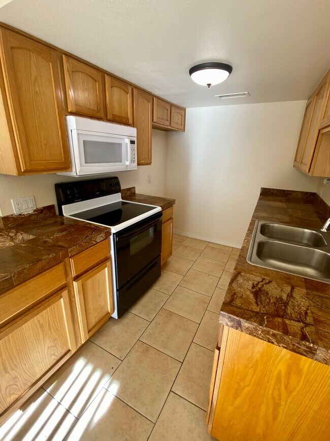 Building Photo - 2 Bedroom 1.5 Bath Townhouse in Fountain Hills