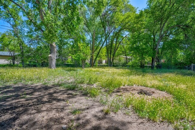 Building Photo - Huge Backyard Close to Downtown Prescott!