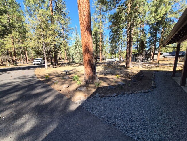 Building Photo - 3BR/2BA Retreat in Tollgate development - Sisters