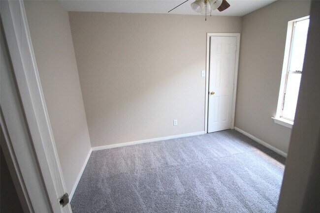 Building Photo - 2117 Whittier Dr