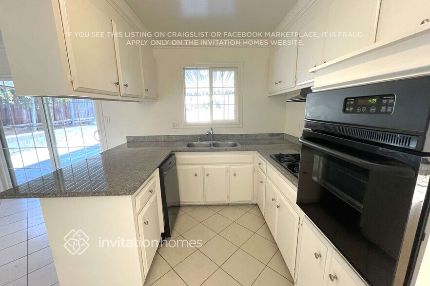 Building Photo - 274 Redwing St