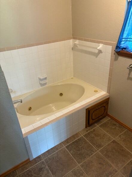 Building Photo - 11500 Canyon Oaks Dr