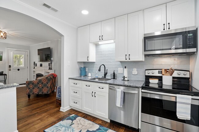 Building Photo - Fully Furnished Home, CONVENIENT LOCATION