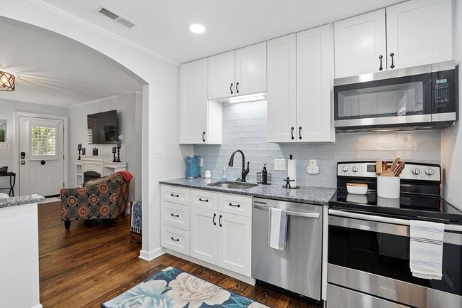 Building Photo - Fully FURNISHED Home, UTILITES included, C...