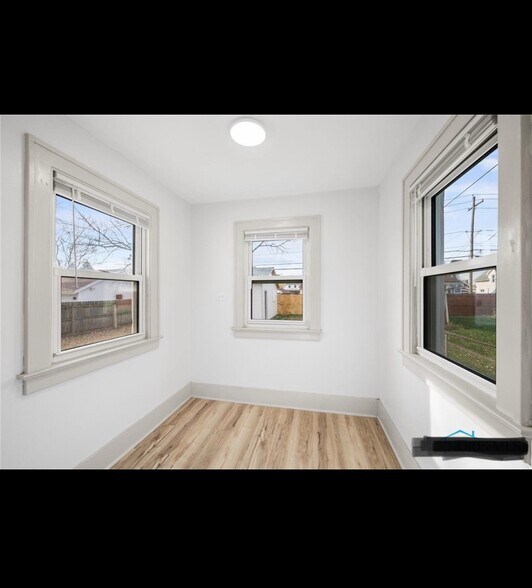 Kitchen breakfast nook - 476 Shasta Dr