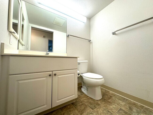 Building Photo - 2 Bedroom, 1.5 Bathroom with 2 Parking (801 South St, Bldg A)