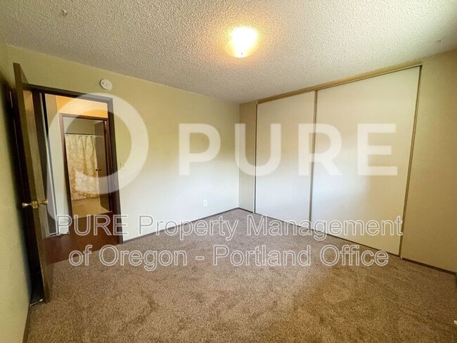 Building Photo - 527 NE 63rd Ave