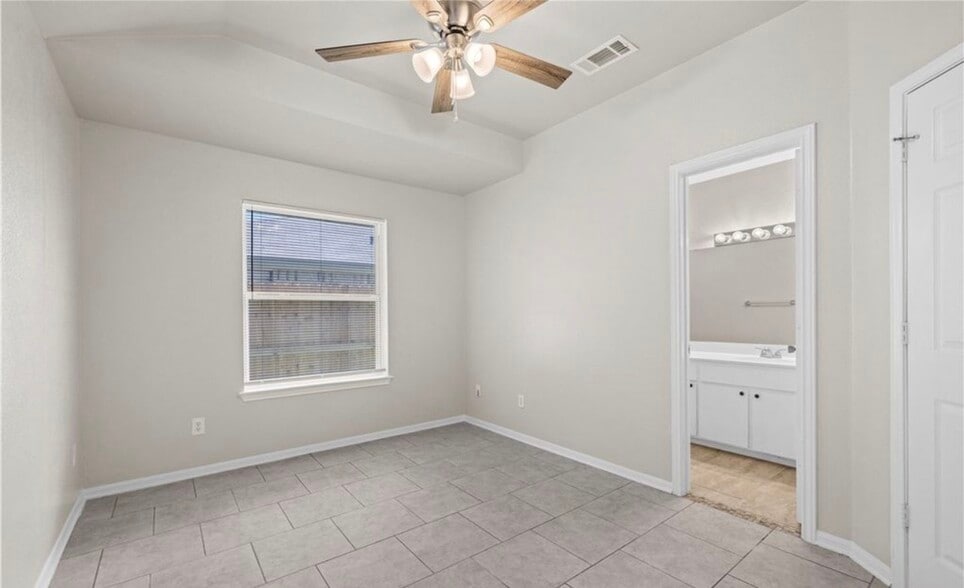 Master bedroom - 1006 W Avenue B