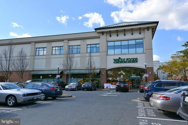 Building Photo - 210 E Hamilton Ave