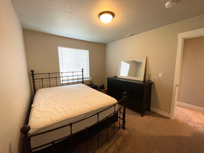 Building Photo - 835 NE Buckthorn Dr