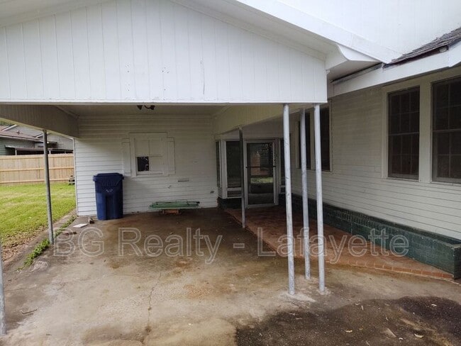 Building Photo - 303 S Guegnon St