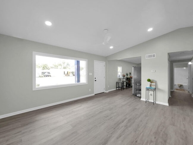 Building Photo - 452 Stella Ave