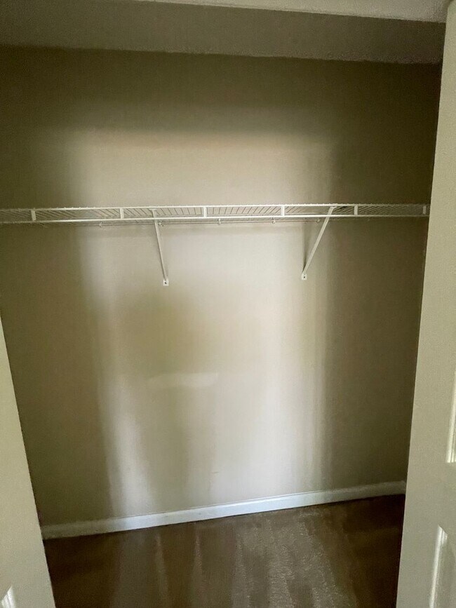 Building Photo - Briarwood Townhomes - End Unit!