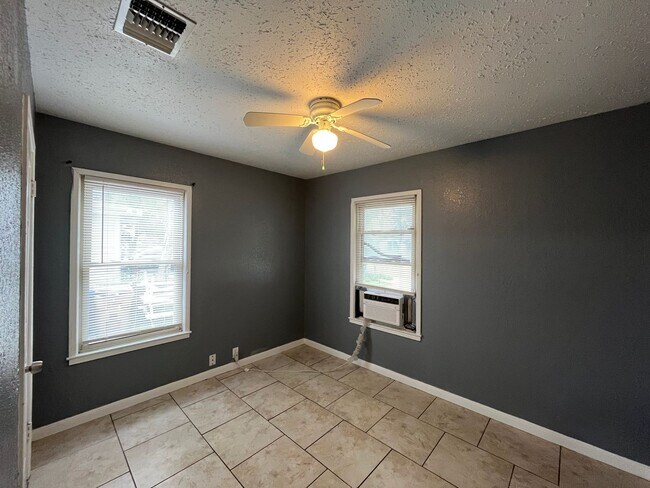 Building Photo - Cozy Two Bedroom One Bath