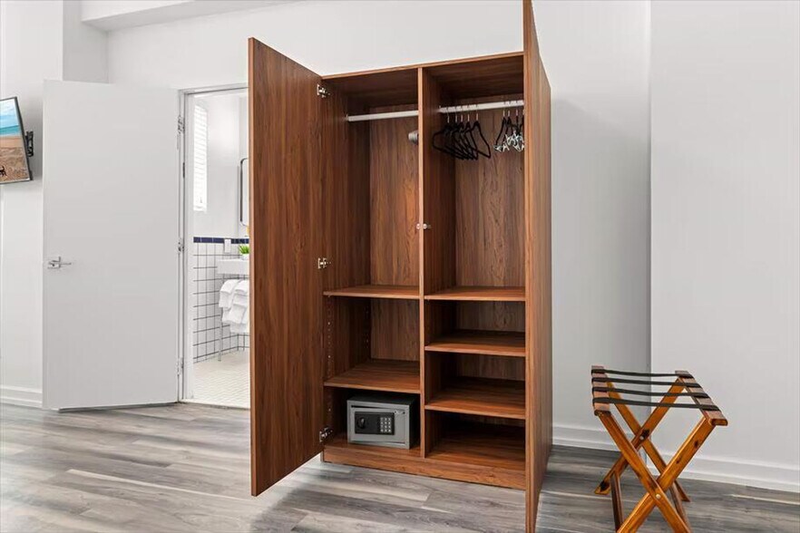 Building Photo - 1701 Alton Rd