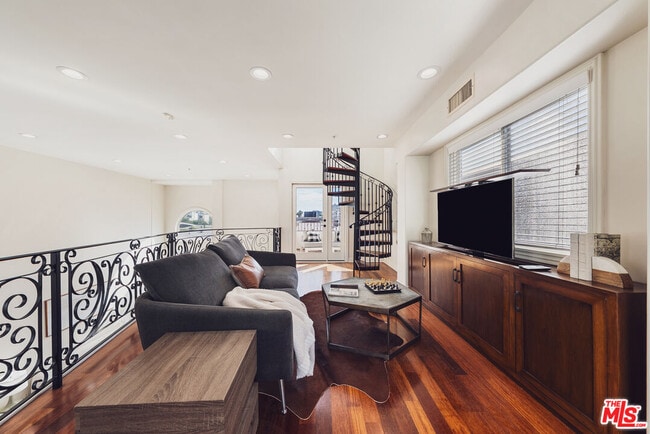 Building Photo - 844 3rd St