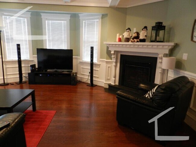 Building Photo - No Brokers Fee, No Security Deposit, In Unit Washer/Dryer, Pets friendly, Parking Included, Centr...