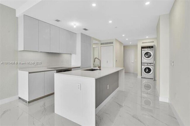 Building Photo - 700 NE 24th St