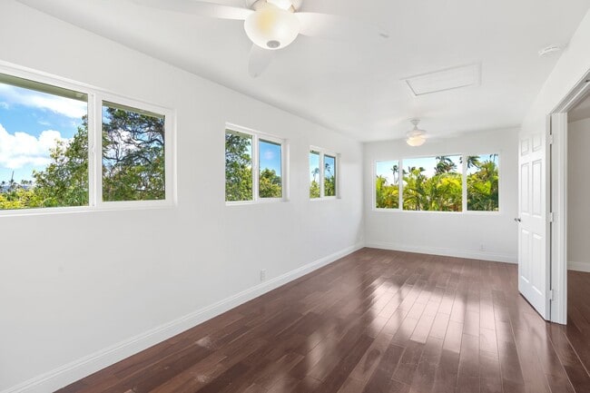 Building Photo - Kahala Home 5 bedroom 4 bath with Large Yard