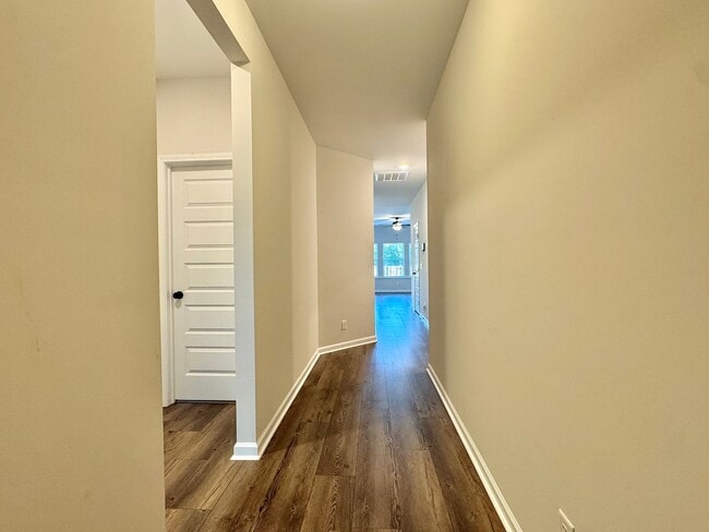Building Photo - $500 RENT CREDIT | MOVE IN READY! (Pet Friendly)