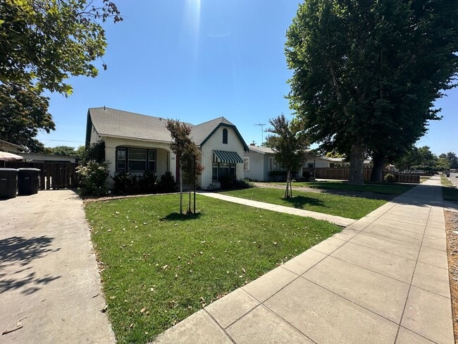 Building Photo - Charming home near down town Visalia comin...