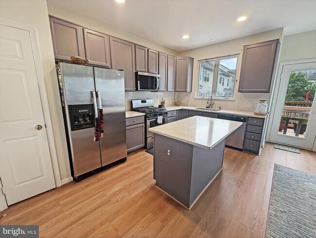 Building Photo - 2535 James Monroe Cir