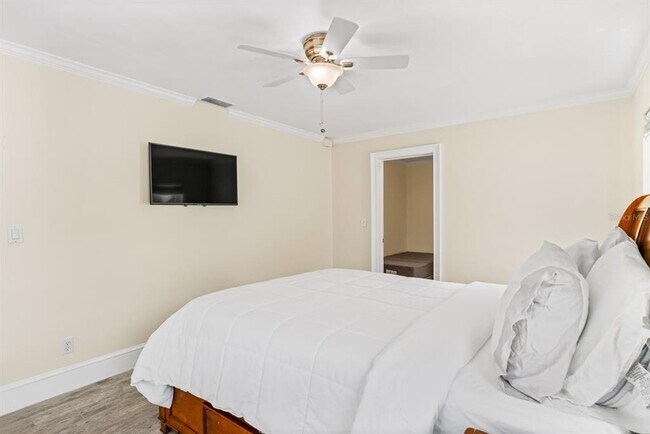 Building Photo - 11240 7th St E