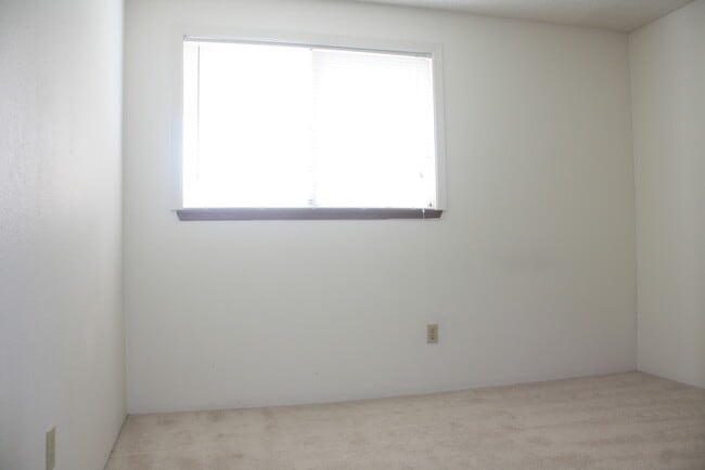 Building Photo - Top floor, 2drm, 2 full bath, open floor plan, pool, water, sewer, garbage included in rent