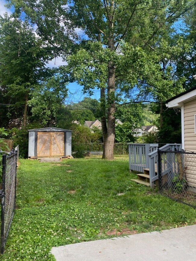 Building Photo - 2308 Lyndon Ave