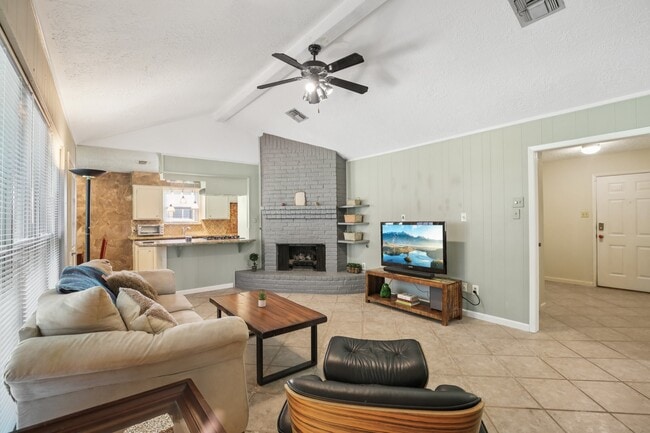 Building Photo - 15126 Silverman St