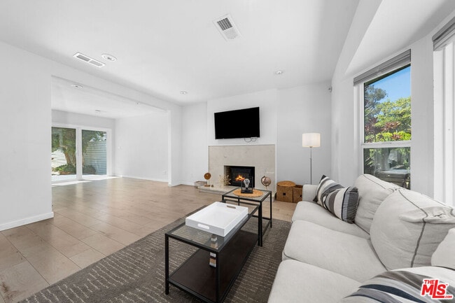 Building Photo - 2559 Colby Ave