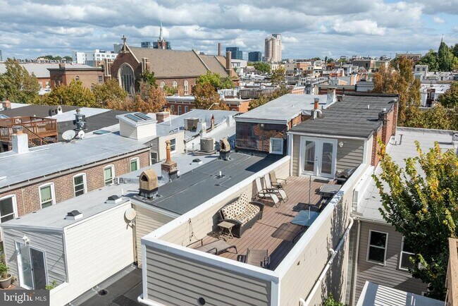 Building Photo - 1330 S Charles St