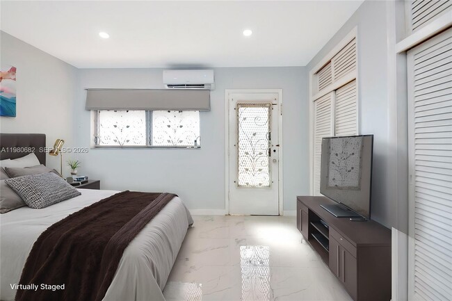 Building Photo - 820 SW 11th Ave